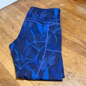 ZYIA Navy and Cobalt Leaf Print Capris